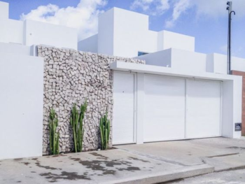 Muro decorado com pedra branca petit-pavé ou pedra portuguesa