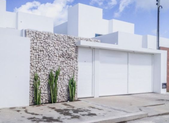 Muro decorado com pedra branca petit-pavé ou pedra portuguesa